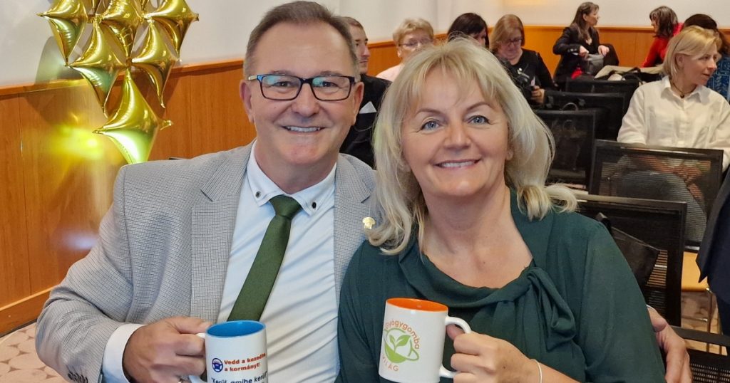 Specht József és Specht Vali egy rendezvényen, mosolyogva, kávéscsészével a kezükben – a közös út kezdete